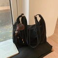 Schwarze Leder-Hobo-Tasche im Retro-Stil mit weißen Nähten und braunem Quasten-Anhänger - Mit Anhänger / Schwarz