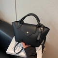 Schwarze Handtasche aus Leder mit Lychee-Maserung, Tragegriff und goldenem Magnetverschluss - Schwarz