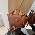 Braune Handtasche aus Leder mit Litschistruktur, Goldener Schnalle und Umhängeriemen - Braun
