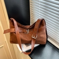 Grande borsa hobo in pelle scamosciata marrone con tracolla regolabile e fibbia - Marrone