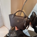 Dunkelbraune Handtasche aus genarbtem Leder mit Tragegriff und verstellbarem Schultergurt - Kaffeebraun