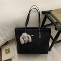 Dettaglio borsa tote in pelle scamosciata nera con decoro ovale in metallo e ciondolo coniglio - Nero con ciondolo