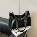 Borsa hobo nera minimalista in camoscio opaco con accenti di ferramenta in metallo argento - Nero