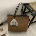 Dettaglio borsa tote in pelle scamosciata marrone con ciondolo a coniglio e fibbie oro - Marrone con ciondolo