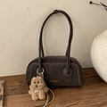 Dettaglio borsa a spalla in pelle marrone con cuciture bianche e ciondolo cane peluche - Con Ciondolo / Marrone