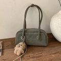 Dettaglio borsa a tracolla vintage verde scuro con ciondolo a forma di cane di peluche - Con Ciondolo / Verde