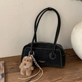 Dettaglio borsa sottobraccio scamosciata nera con cuciture e ciondolo a forma di cane - Con Ciondolo / Nero