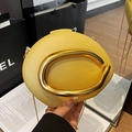 Borsa da sera in acrilico giallo con manico in metallo dorato a C e tracolla a catena - Giallo