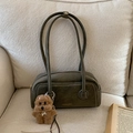 Detalle de bolso de hombro de cuero verde vintage con un lindo colgante de cachorro de peluche - Verde con Colgante