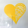Segnaposto a cuore giallo con intaglio laser floreale per calici da nozze e feste - Oro