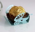 Scatola porta confetti a forma di carrozzina celeste con intaglio laser per feste - Blu Chiaro Perlato