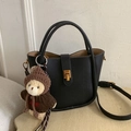 Borsa a secchiello in pelle nera con trama litchi e ciondolo orsetto marrone - Nero (Con Ciondolo)