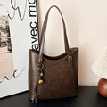 Bolso tote marrón oscuro en cuero sintético con textura de lichi y colgante de campana - Café con Colgante