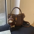 Borsa a secchiello vintage in pelle martellata marrone scuro con ciondolo a orsetto - Marrone (Con Ciondolo)