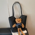Borsa tote nera minimalista con ciondolo a forma di orsetto di peluche e ampio spazio - Nero