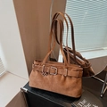 Braune Handtasche aus Wildleder-Imitat mit Zierschnalle und silbernen Metallteilen - Braun