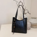 Bolso tipo cubo vintage negro minimalista con detalles dorados y correa larga - Negro con colgante