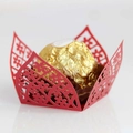 Dettaglio del supporto decorativo in carta rossa tagliata al laser per cioccolato nuziale - Rosso Perlato