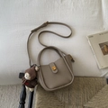 Borsa a secchiello talpa in pelle con manico, tracolla e ciondolo a forma di orso - Cachi (Con Ciondolo)