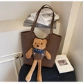 Borsa tote in pelle marrone scuro con ciondolo a forma di orsetto e dettaglio Noisy Teddy - Marrone
