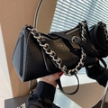 Borsa a tracolla triangolare nera in pelle con catena d'argento e trama martellata - Nero