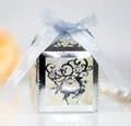 Detail der silbernen Laserschnitt-Geschenkbox mit Rentier-Schneeflocken und blauem Band - Reflektierendes Silber