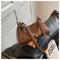 Borsa a tracolla in pelle marrone goffrata con una robusta catena in metallo argento - Marrone