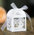 Weiße lasergeschnittene Weihnachts-Geschenkbox mit Rentier, Schneeflocke und Seidenband - Weiß
