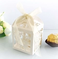 Lasergeschnittene weiße Geschenkschachtel mit Blumenmuster und eleganter Satin-Schleife - Elfenbein
