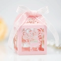 Detail der rosa lasergeschnittenen Weihnachts-Geschenkbox mit Rentier- und Schneeflocken - Rosa