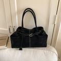 Borsa a cuscino retrò in pelle scamosciata nera con cuciture bianche a contrasto - Nero