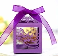 Dettaglio della scatola regalo viola tagliata al laser con motivi a note musicali - Viola scuro