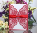 Détail de l'invitation de mariage en dentelle rouge découpée au laser avec nœud en soie - Rouge