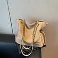 Borsa a secchiello oversize beige in pelle con catena dorata e dettagli trapuntati - Cachi