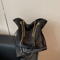 Grande borsa a secchiello vintage in pelle nera con tracolla a catena dorata - Nero