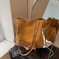 Sac seau vintage en cuir marron avec surpiqûres losanges et chaîne dorée - Marron