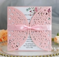 Dettaglio dell'invito di nozze rosa tagliato al laser con nastro di seta decorativo - Rosa