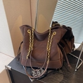 Borsa a secchiello vintage marrone caffè con trapuntatura a rombi e tracolla a catena - caffè
