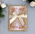 Dettaglio invito nozze rosso intagliato al laser con pizzo a corona e fiocco in crema - Beige Oro