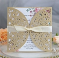 Dettaglio dell'invito di nozze intagliato al laser con copertina dorata e fiocco in raso - Beige Oro