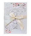 Elegante invitación de boda cortada con láser con diseño floral y lazo de cinta de raso - Blanco