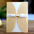 Invito di nozze laserato elegante con motivo floreale dorato e nastro di seta bianco - Oro