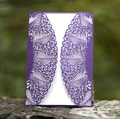 Detail der lasergeschnittenen violetten Hochzeitskarte mit filigranem Spitzenmuster - Dunkellila