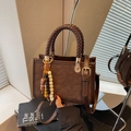 Borsa a mano quadrata in pelle marrone con motivi a cane e ciondolo di perline - Caffè con Ciondolo
