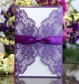 Invito matrimonio viola intagliato a laser con nastro di raso e inserto bianco - Viola scuro