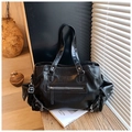 Dettaglio macro della borsa tote vintage nera con tasche multiple e fibbie metalliche - Nero