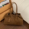 Dettaglio borsa shopper in camoscio marrone con cuciture vintage e mini borsellino incluso - Marrone