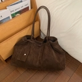 Dettaglio della borsa tote in pelle scamosciata marrone scuro con cuciture di precisione - Marrone