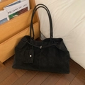 Détail d'un grand sac cabas en daim noir avec une petite pochette à cartes assortie - Noir