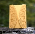 Goldene lasergeschnittene Hochzeitseinladung mit feinem Blattmuster auf Stein - Gold